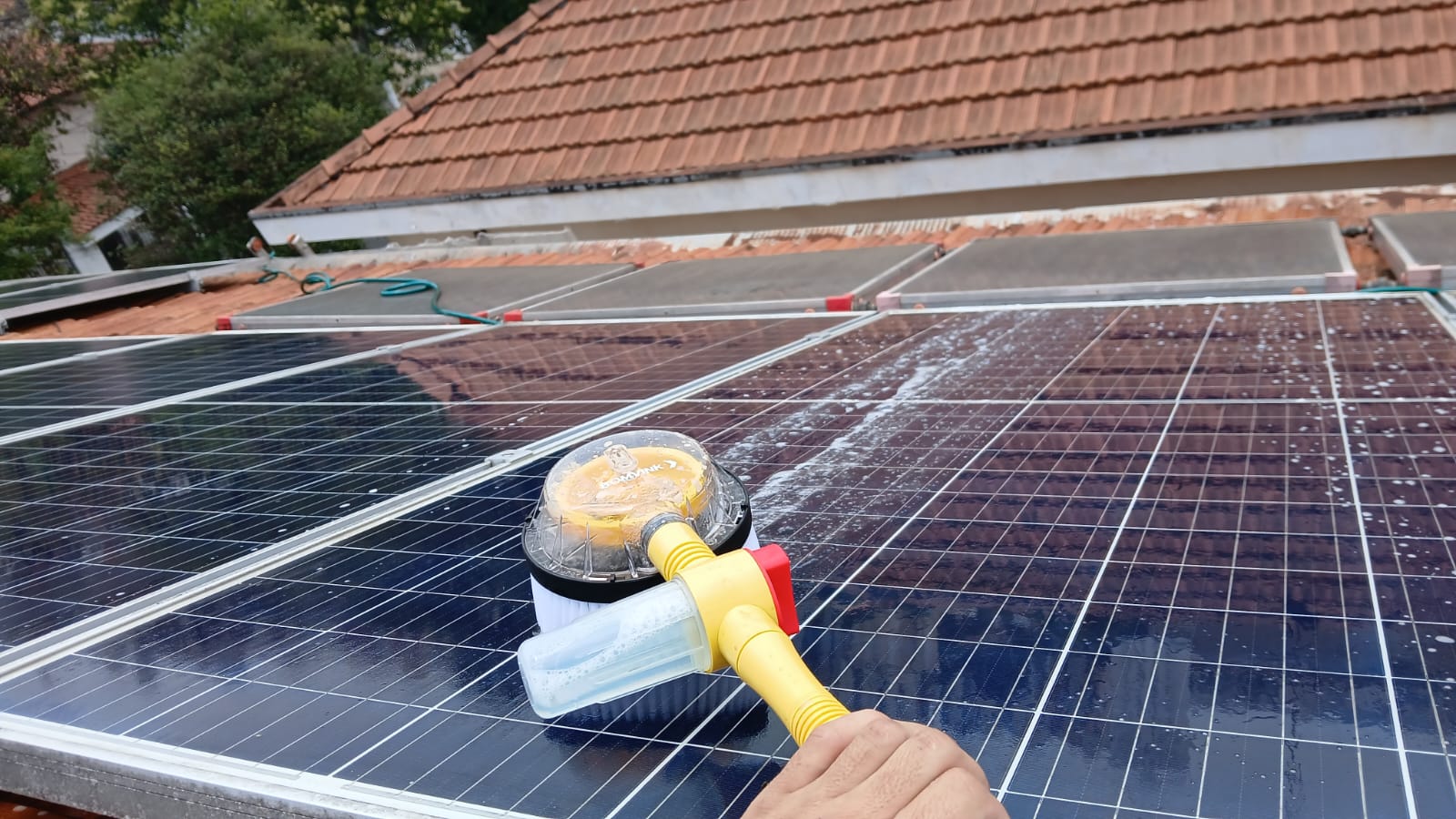 Durante limpeza modulos solares....jpeg